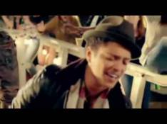 Doo-Wops & Hooligans Bruno Mars - Talking To The Moon video